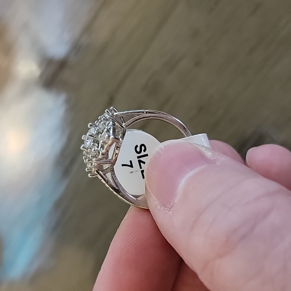 NWT Faux Diamond & Silver Ring - Picture 5 of 5
